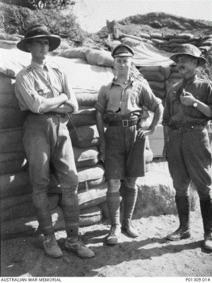 Capt. Warren Anderson (centre), Gallipoli 1915. AWM image P01309.014.