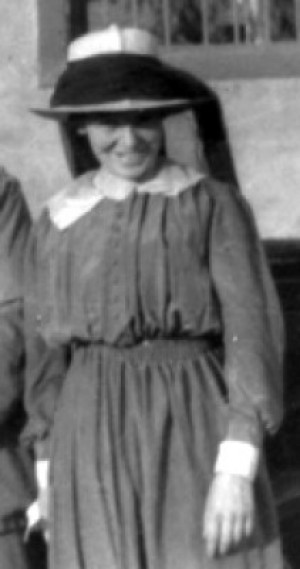 Alma McKnight at Cairo, Egypt in 1918. AWM image J05657.