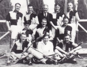 Old Canberrans hockey team 1940. Yeend is in the front row, at right.